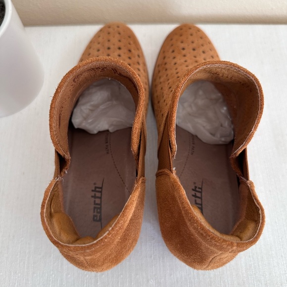 New EARTH Keren Cognac Perforated Suede Slip On Heeled Booties Women’s 9.5B(M) - Picture 9 of 14